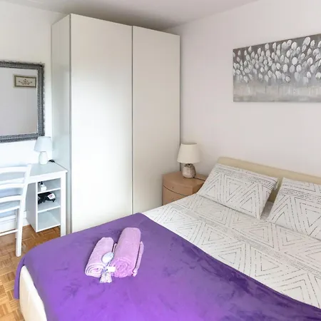 Kristina, Comfortable And Close To The Center Daire
