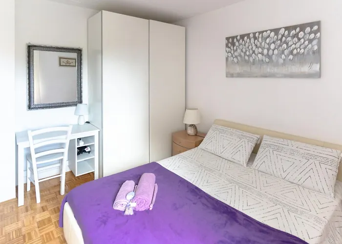 Kristina, Comfortable And Close To The Center Daire