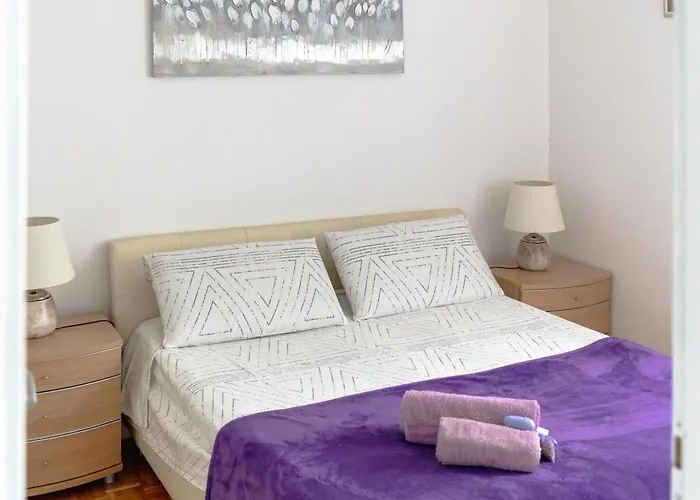 Kristina, Comfortable And Close To The Center Daire Split