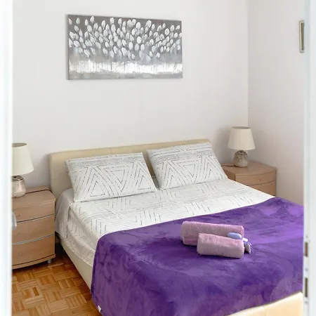 Kristina, Comfortable And Close To The Center Apartman Split