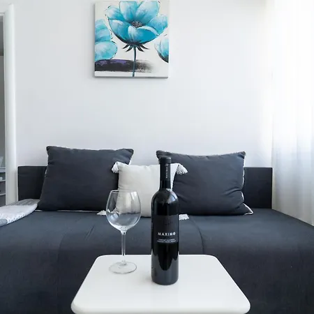 Kristina, Comfortable And Close To The Center Apartment *